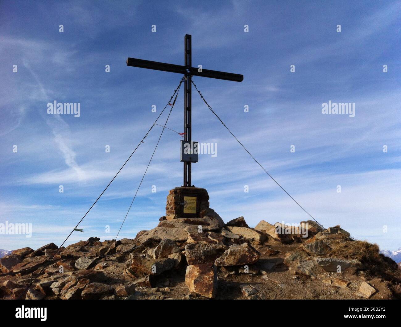 Gipfelkreuz am Königsstuhl, Österreich - Smartphone-aufgenommenes Stockfoto