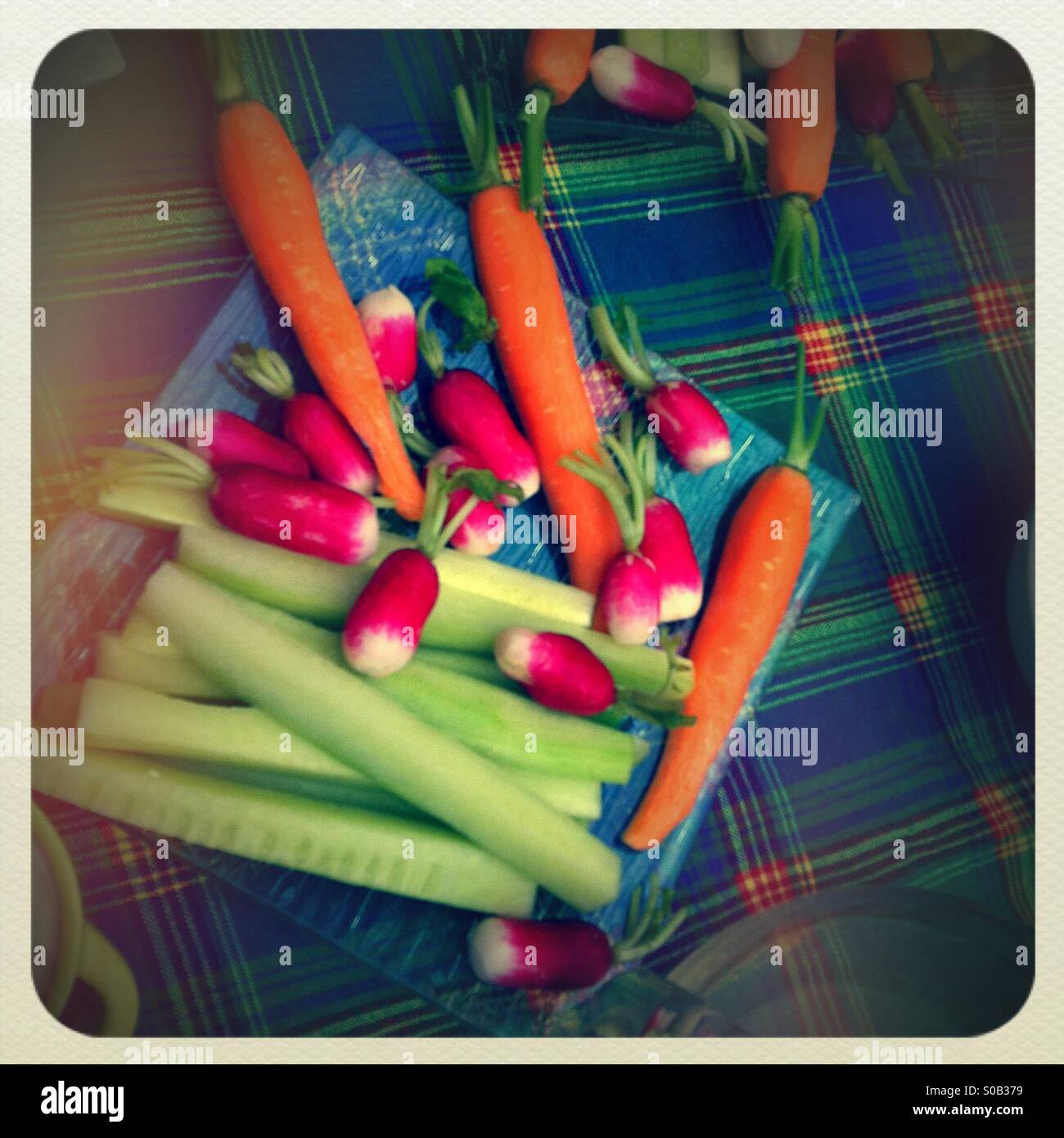 Gemüsegericht Vorspeisen auf Platte enthält Rettich, Sellerie und Karotten. Stockfoto