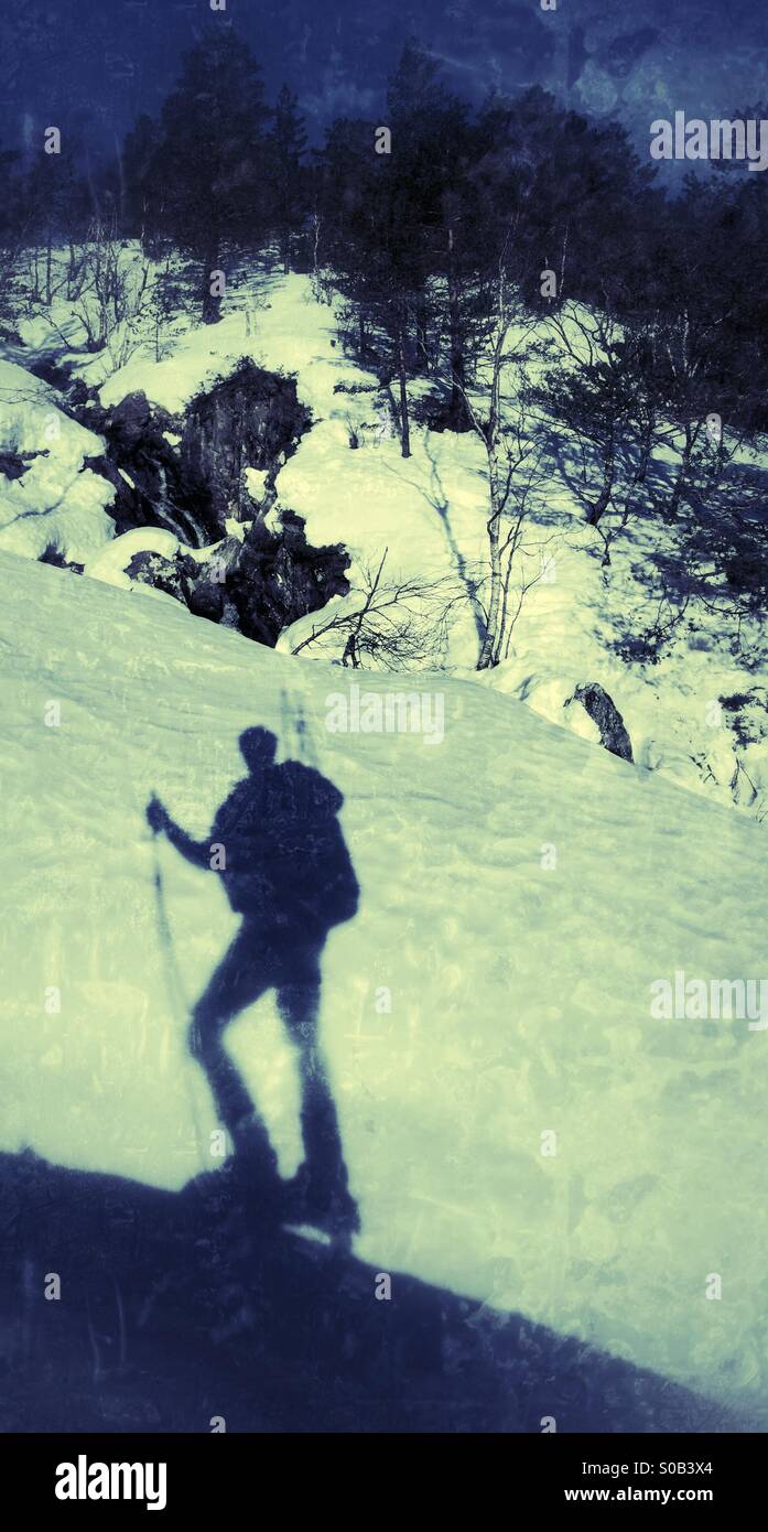 Skifahrer, arbeitete sich den Berg hinauf. Stockfoto