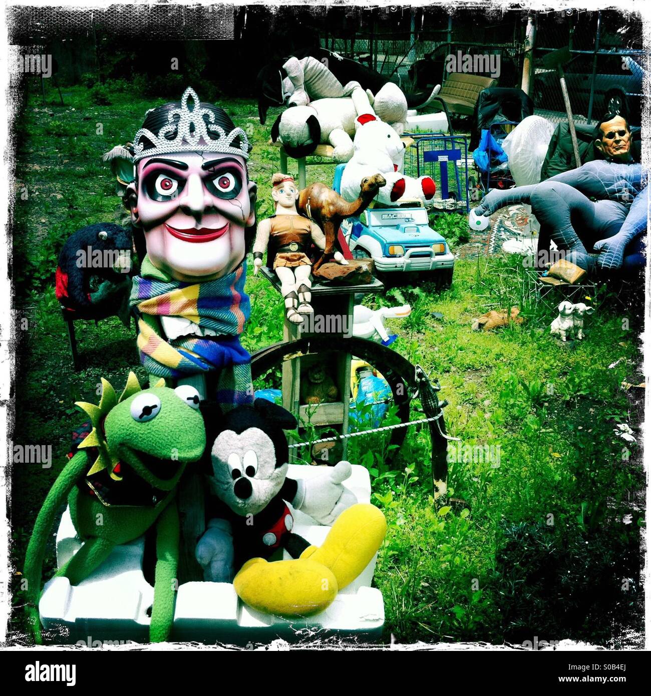 Marionetten, Puppen und Figuren in einem Hinterhof in Williamsburg, Brooklyn Stockfoto