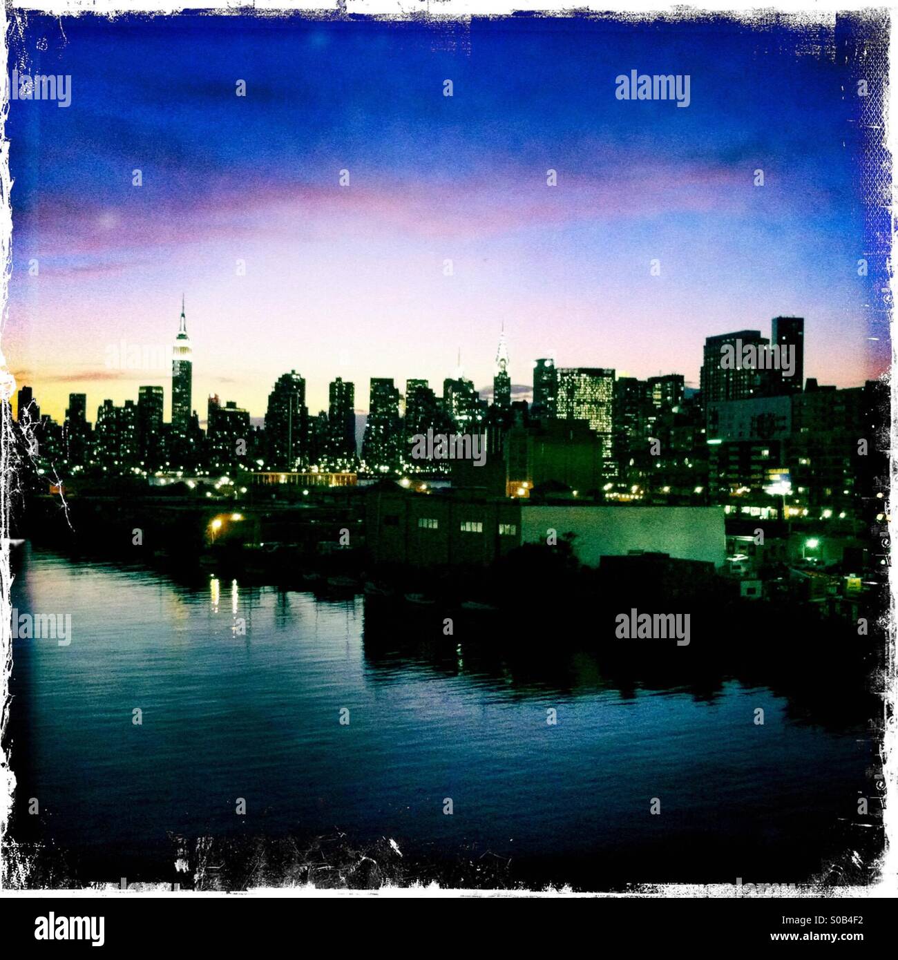 Die New Yorker Skyline fotografiert vom Greenpoint, Brooklyn, mit Bushwick Einlass im Vordergrund. Stockfoto