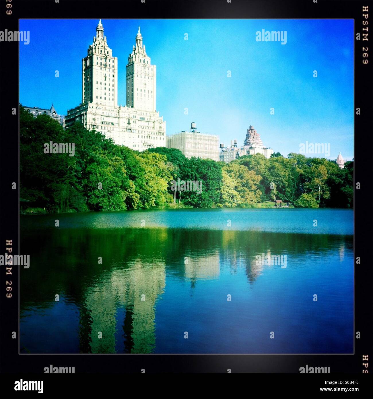 Eine Reflexion von Gebäuden in The Lake im Central Park, New York. Stockfoto