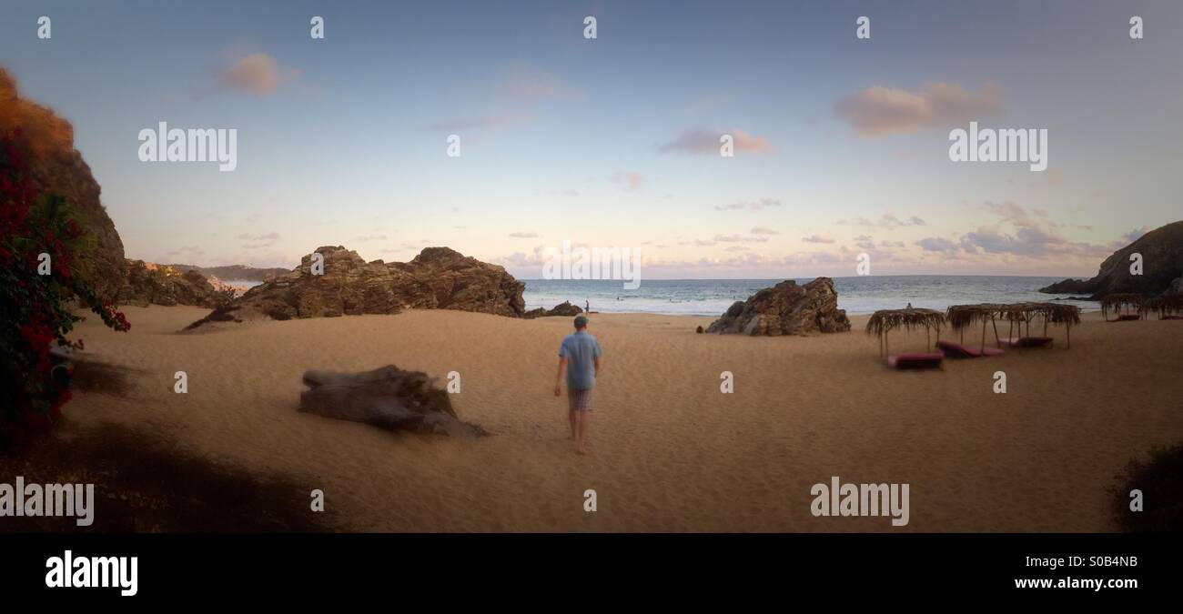 Mann zu Fuß in Richtung Meer, Zipolite, Oaxca, Mexiko - Smartphone-aufgenommenes Stockfoto