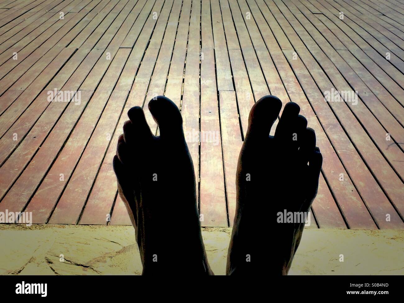 Silhouette der Füße gegen deck Stockfoto Silhouette der Füße gegen deck Stockfoto