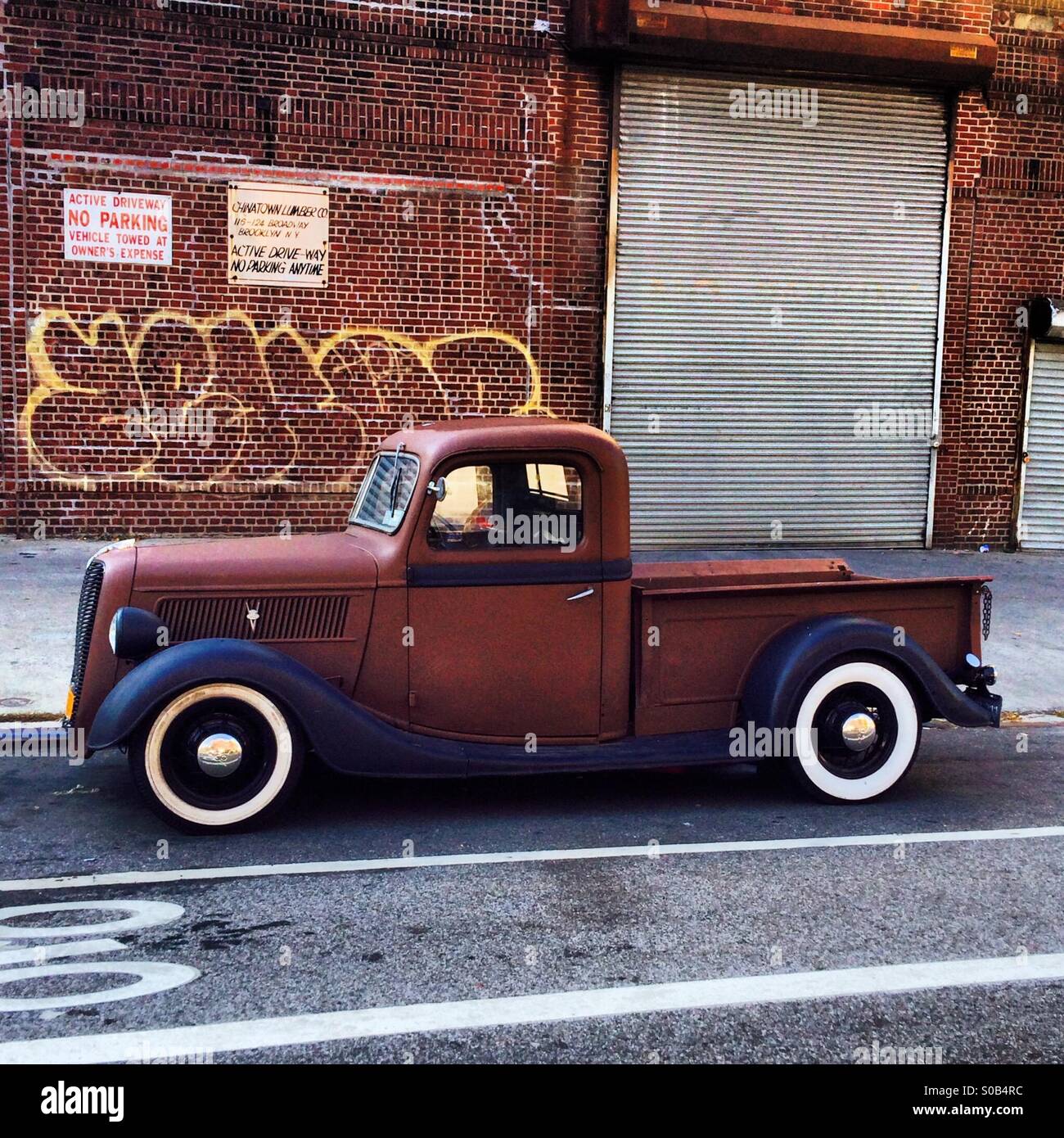 Oldtimer LKW geparkt in Williamsburg, Brooklyn Stockfoto