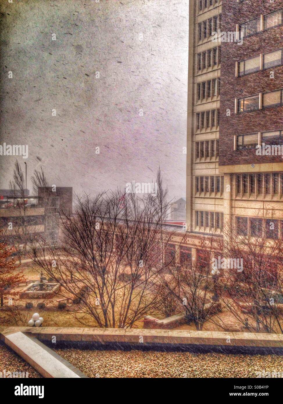 Schnee, der auf einem Hof eines Krankenhauses. Stockfoto