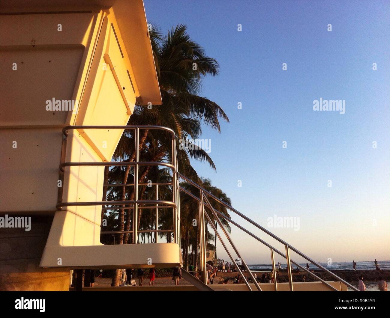 Rettungsschwimmer-Hütte am Strand von Waikiki bei Sonnenuntergang Stockfoto
