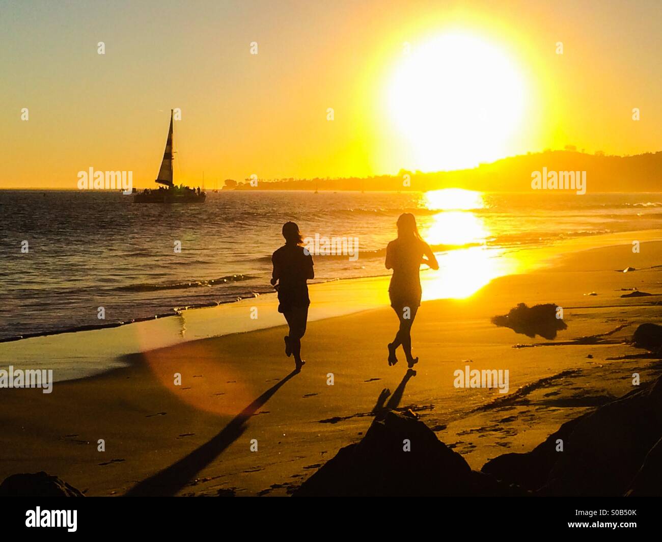 Zwei Frauen Joggen im East Beach, Santa Barbara, Kalifornien USA - Smartphone-aufgenommenes Stockfoto