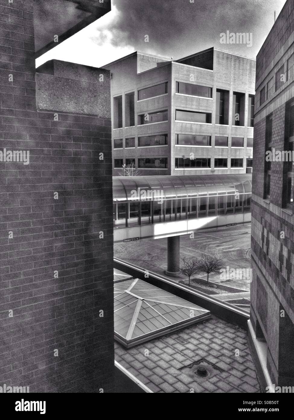 Architekturszene aus einem Fenster (s/w). - Smartphone-aufgenommenes Stockfoto