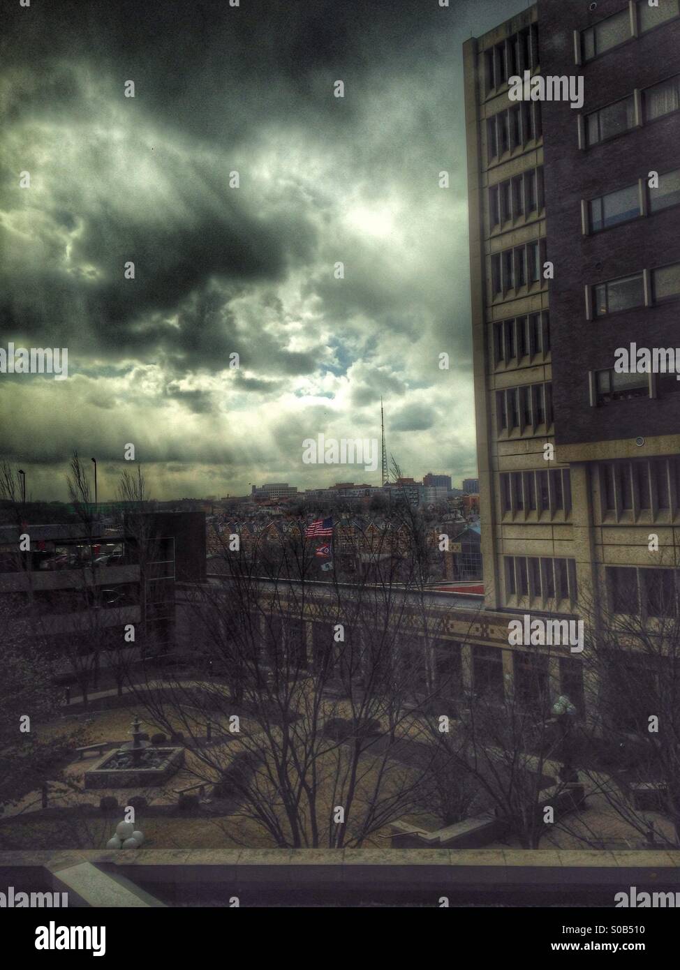 Ein herannahenden Schneedusche durch ein Krankenhaus-Fenster (Hdr). - Smartphone-aufgenommenes Stockfoto