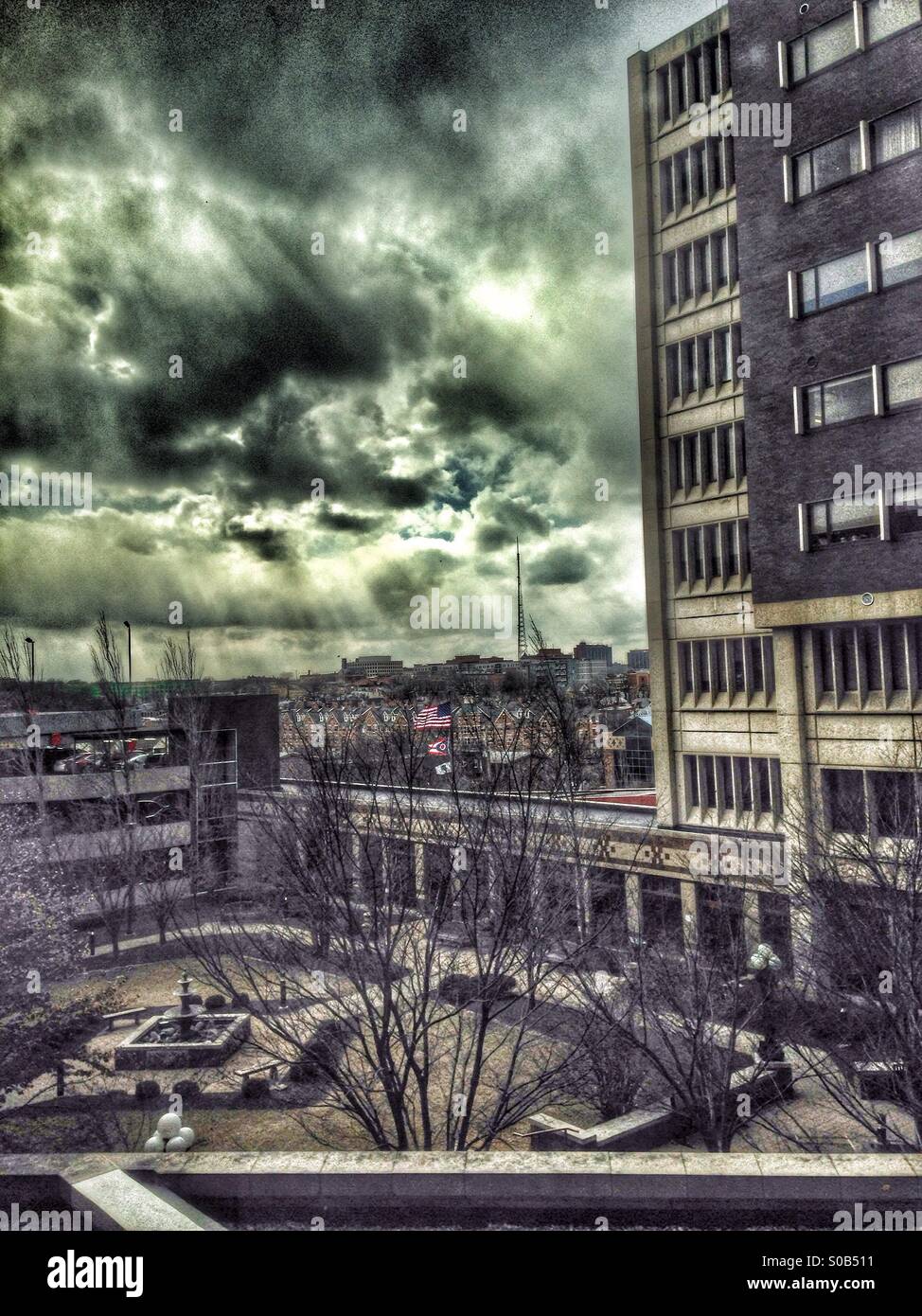 Ein herannahenden Schneedusche durch ein Krankenhaus-Fenster (Hdr/dramatisch). - Smartphone-aufgenommenes Stockfoto