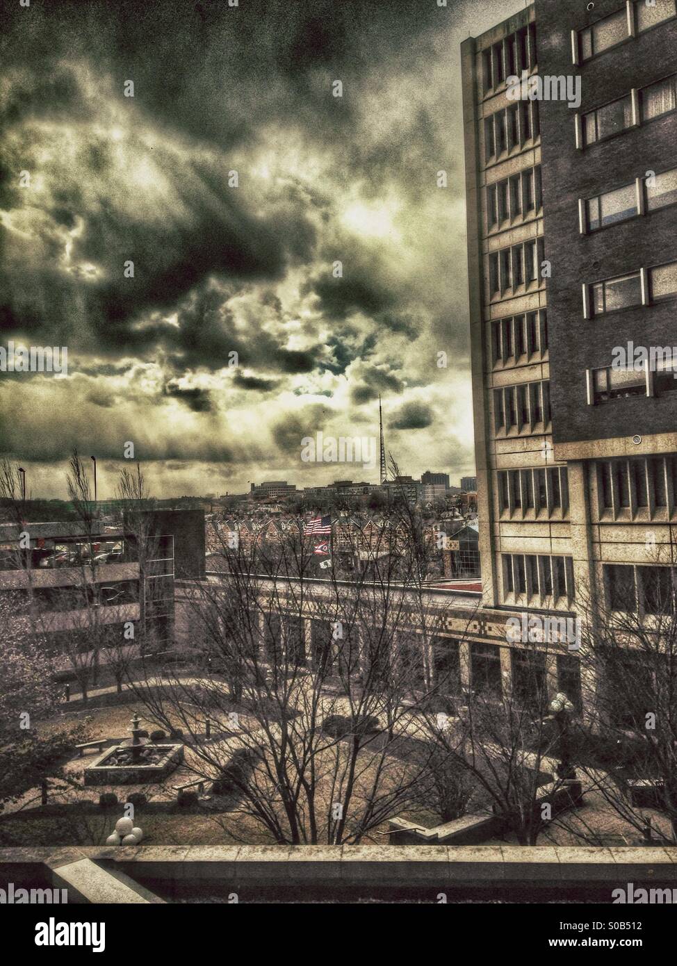 Ein herannahenden Schneedusche durch ein Krankenhaus-Fenster (Hdr, dramatische, Monochrom). - Smartphone-aufgenommenes Stockfoto