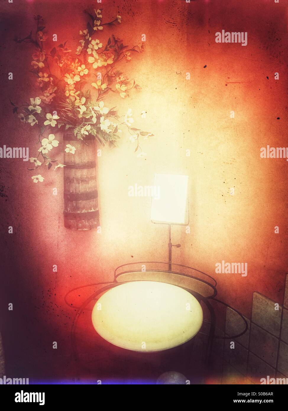 Ein romantisches Bad mit Blumen und Landhausstil sehr feminin. Stockfoto
