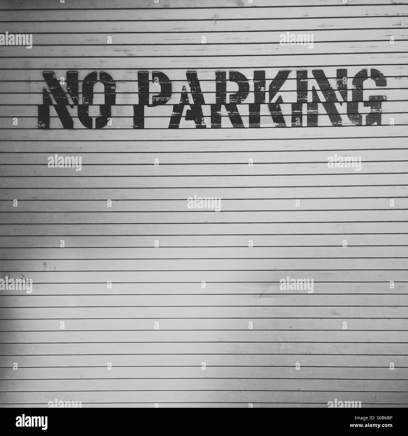 Keine Parkplätze-Spur auf einem verschlossenen Garagentor in New York City. Stockfoto