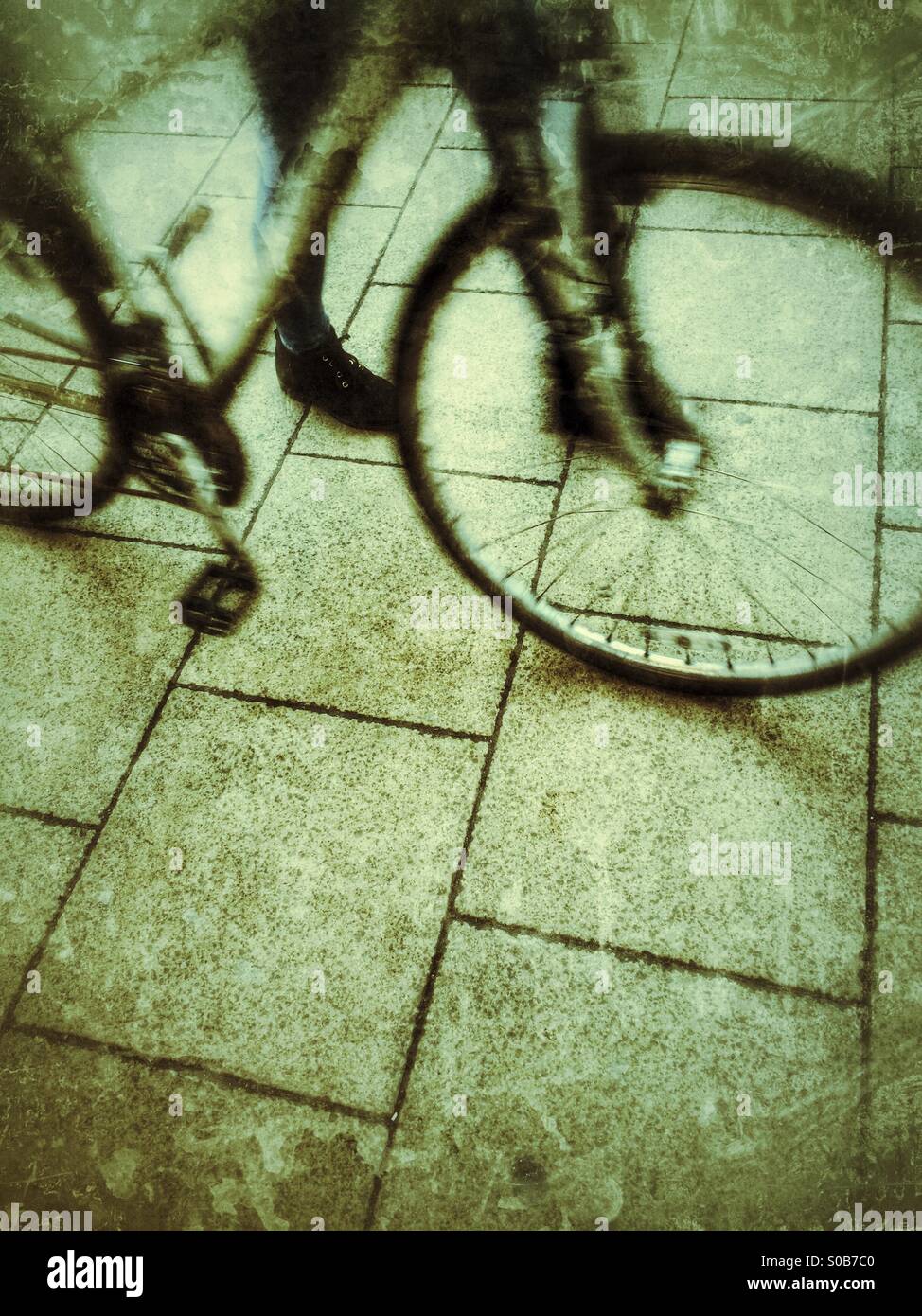 Fuß mit einem Zyklus - Smartphone-aufgenommenes Stockfoto
