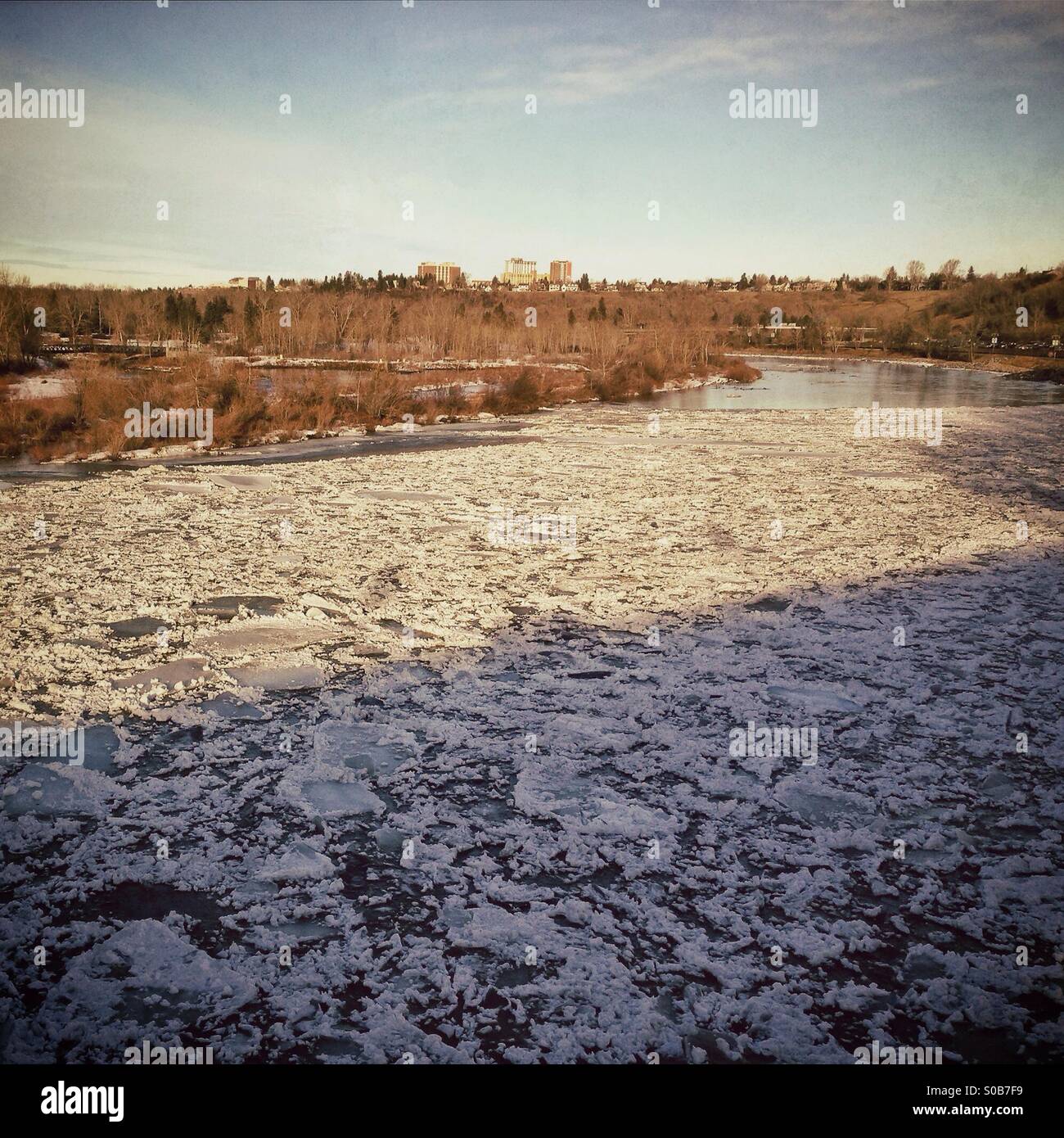 Eis am Bow River, in Calgary, Alberta, Kanada. Foto von der Centre Street Bridge. Stockfoto