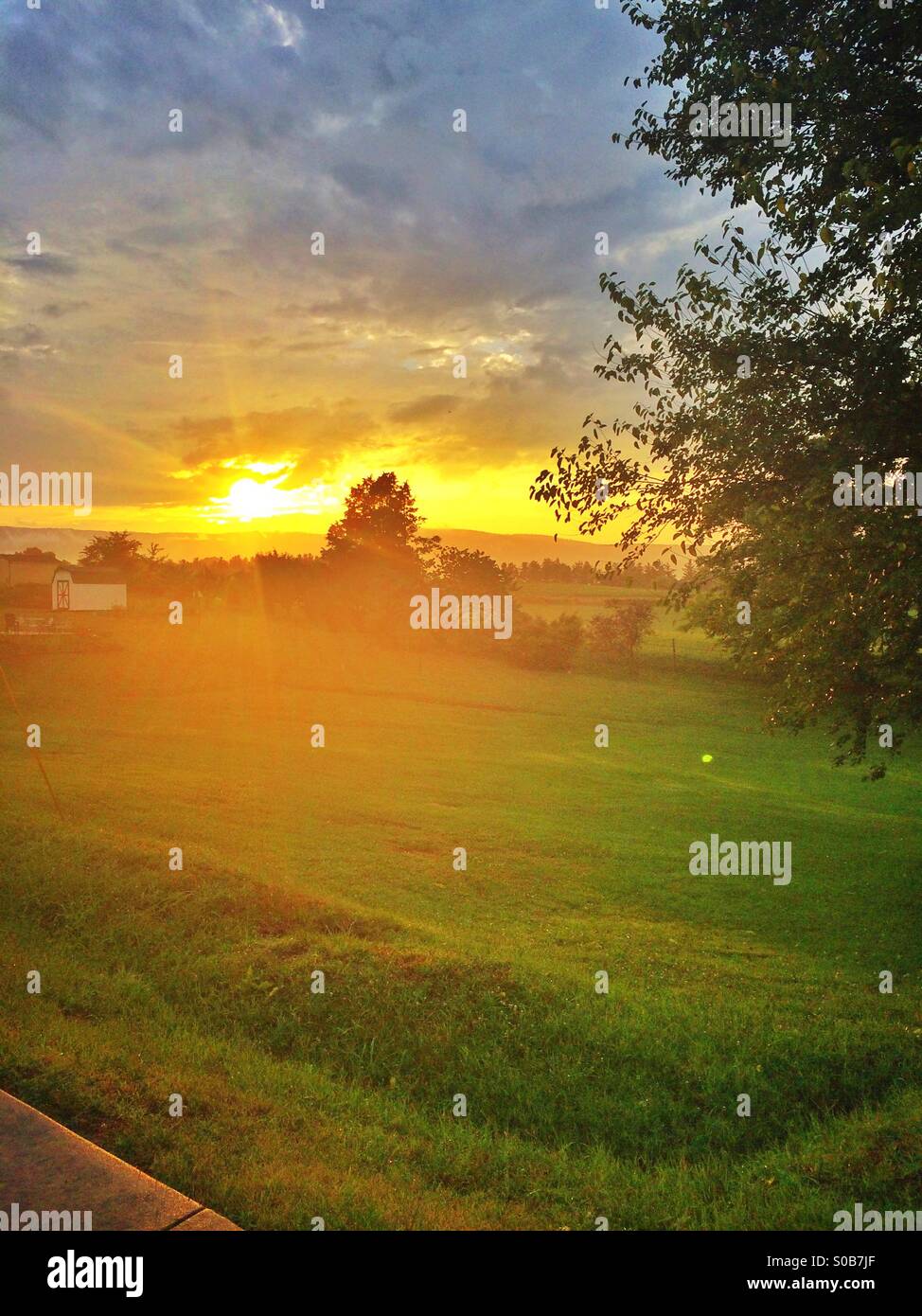 Land-Sonnenuntergang Stockfoto