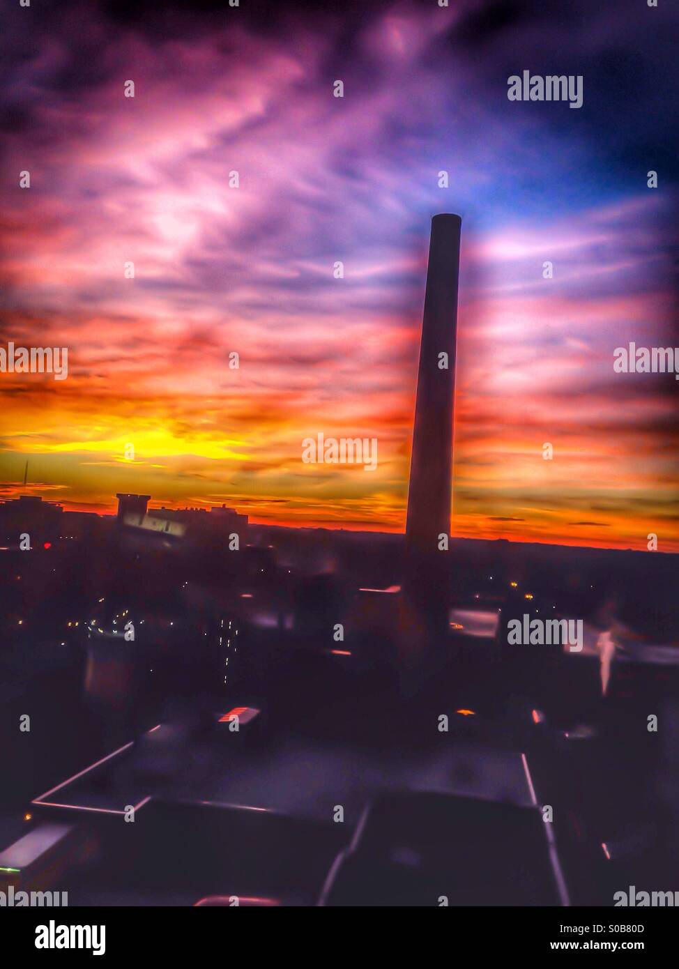 Abstrakt, Stadtstrukturen mit der farbenprächtigen Sonnenuntergang. Stockfoto