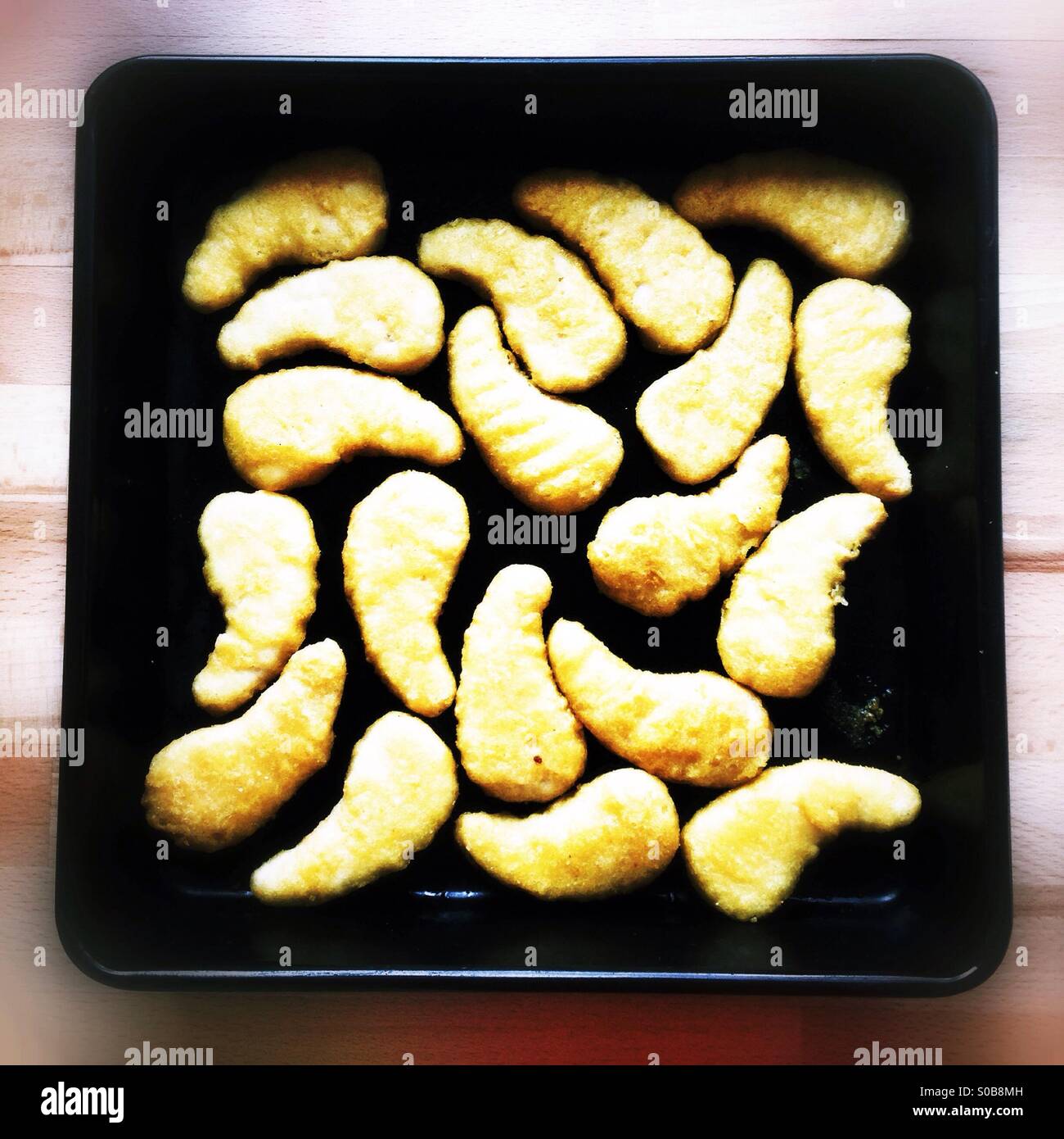 Backblech von Hähnchen-nuggets Stockfoto