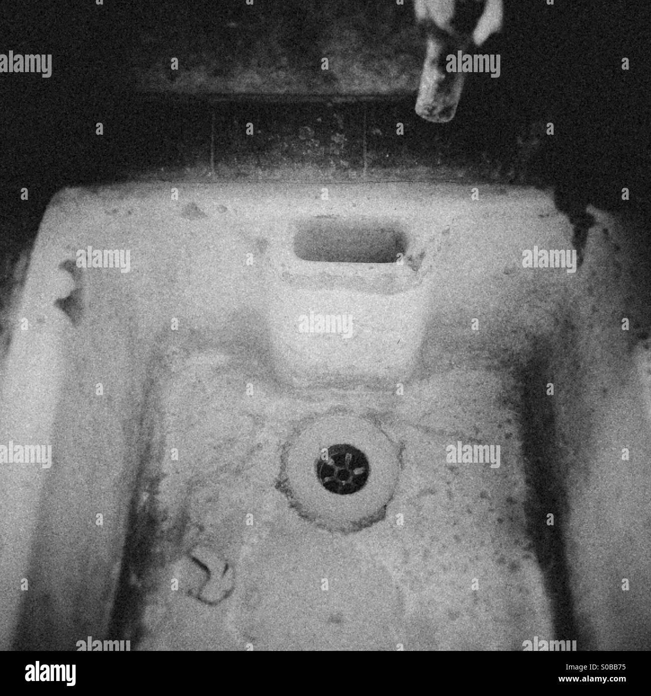 Schmutzige Waschbecken - Smartphone-aufgenommenes Stockfoto