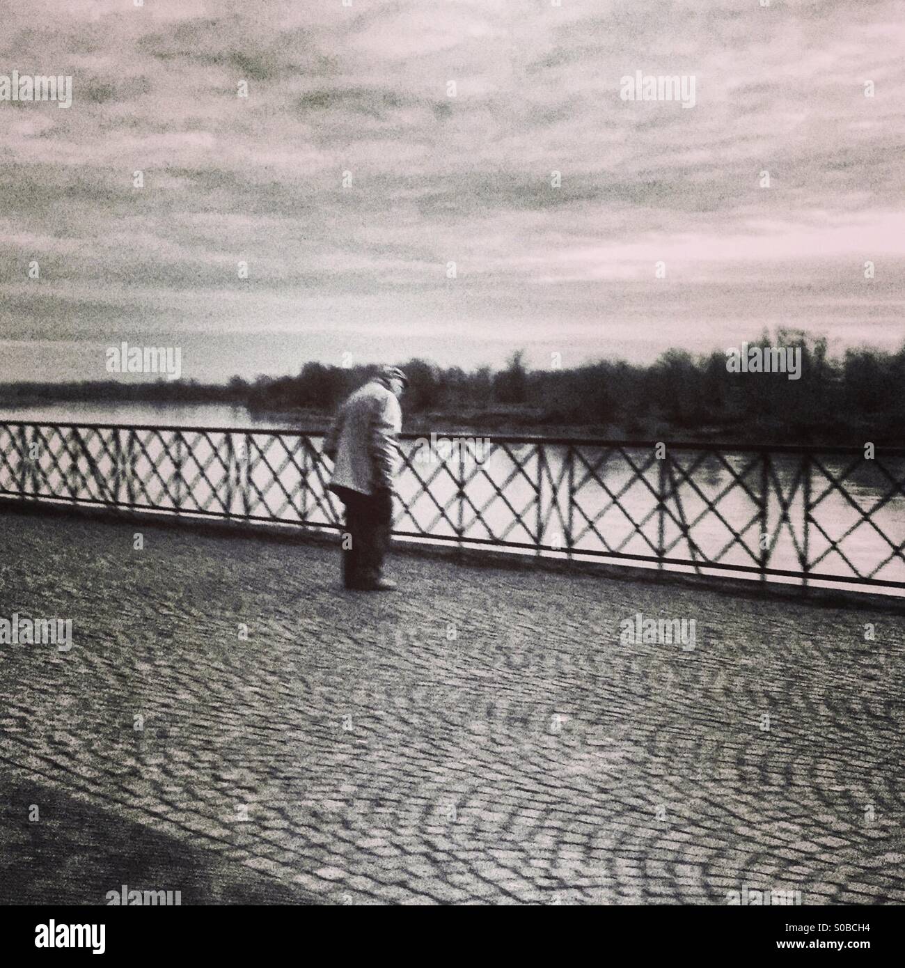 Der alte Mann und der Fluss - Smartphone-aufgenommenes Stockfoto
