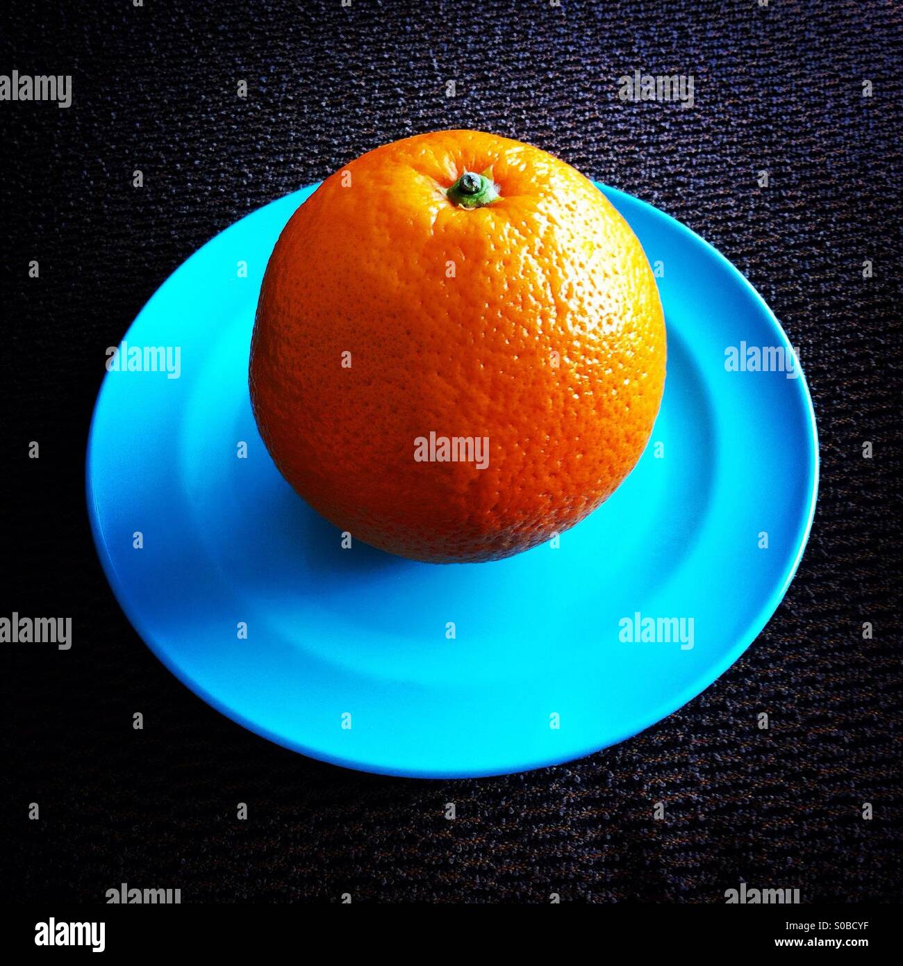 Orange Frucht in einer Platte-Seitenansicht Stockfoto