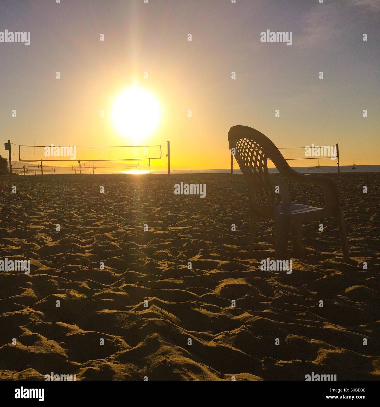 Beach-Volleyball-Trainer leeren Stuhl vor morgendlichen Training East Beach Santa Barbara, Kalifornien USA - Smartphone-aufgenommenes Stockfoto