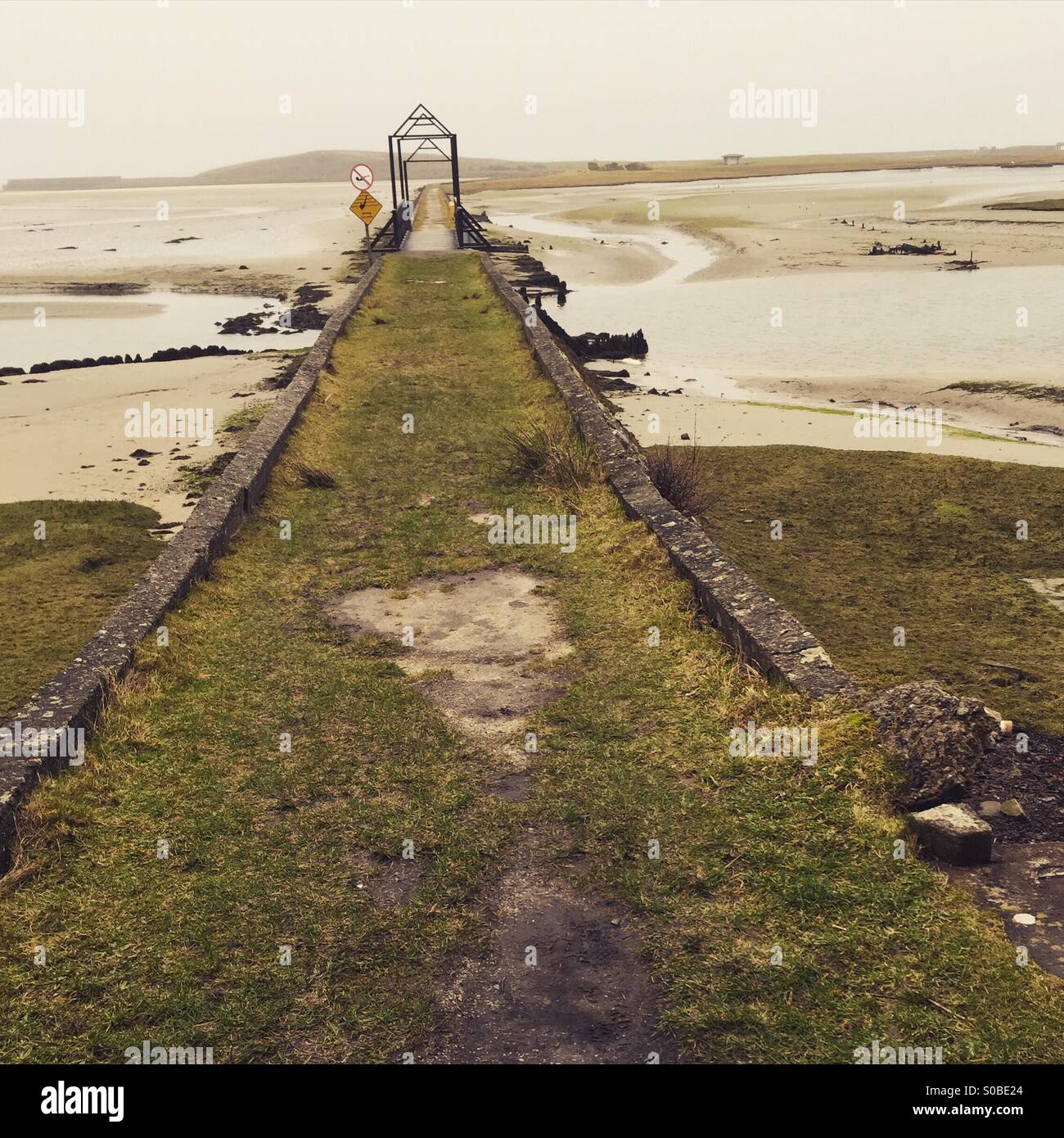 Der Damm und Brücke zum Strand in Mulranny County Mayo, Irland. Stockfoto