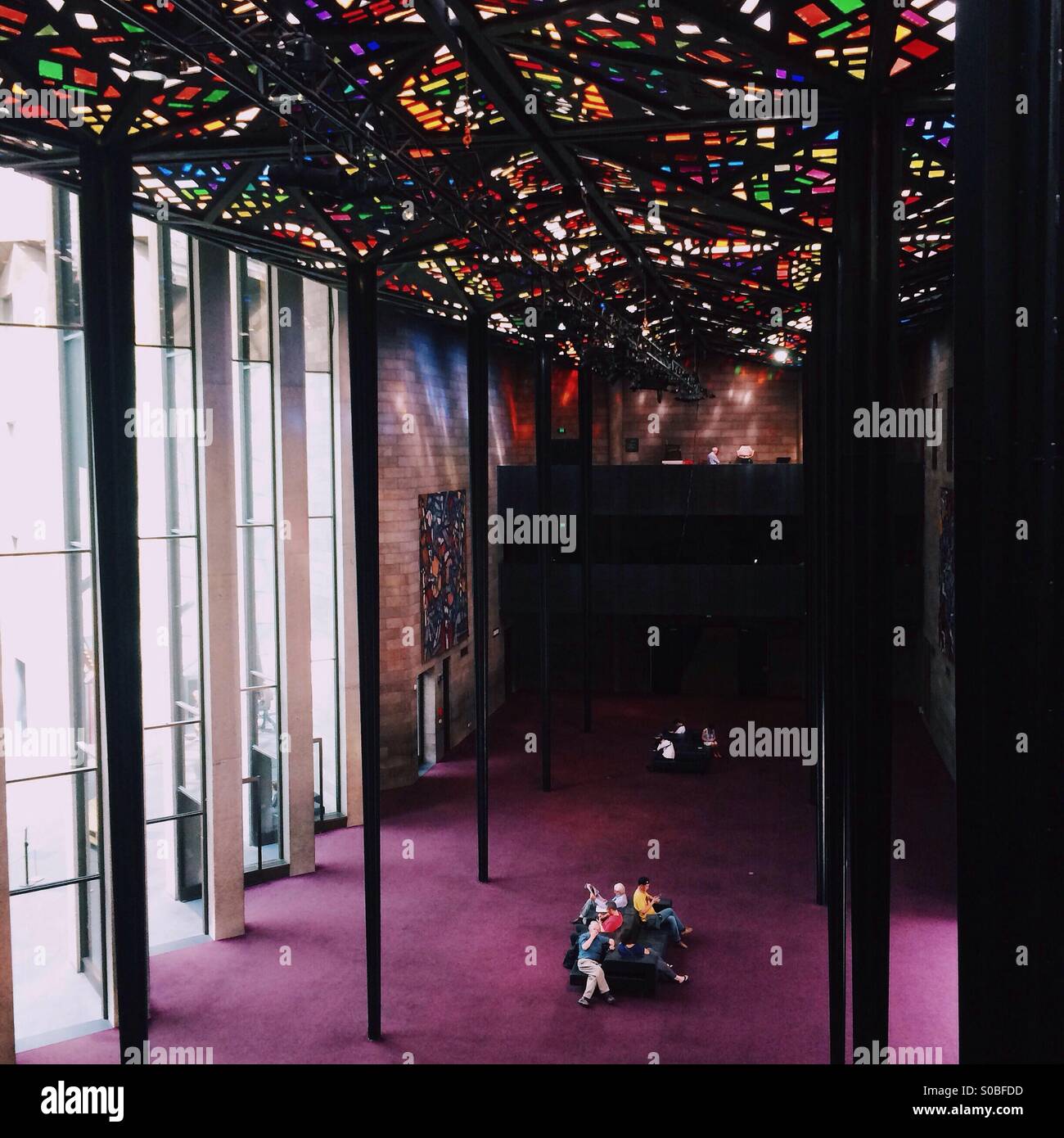 Große Halle, National Gallery of Victoria, Melbourne Australien mit Decke aus Buntglas von Leonard French Stockfoto