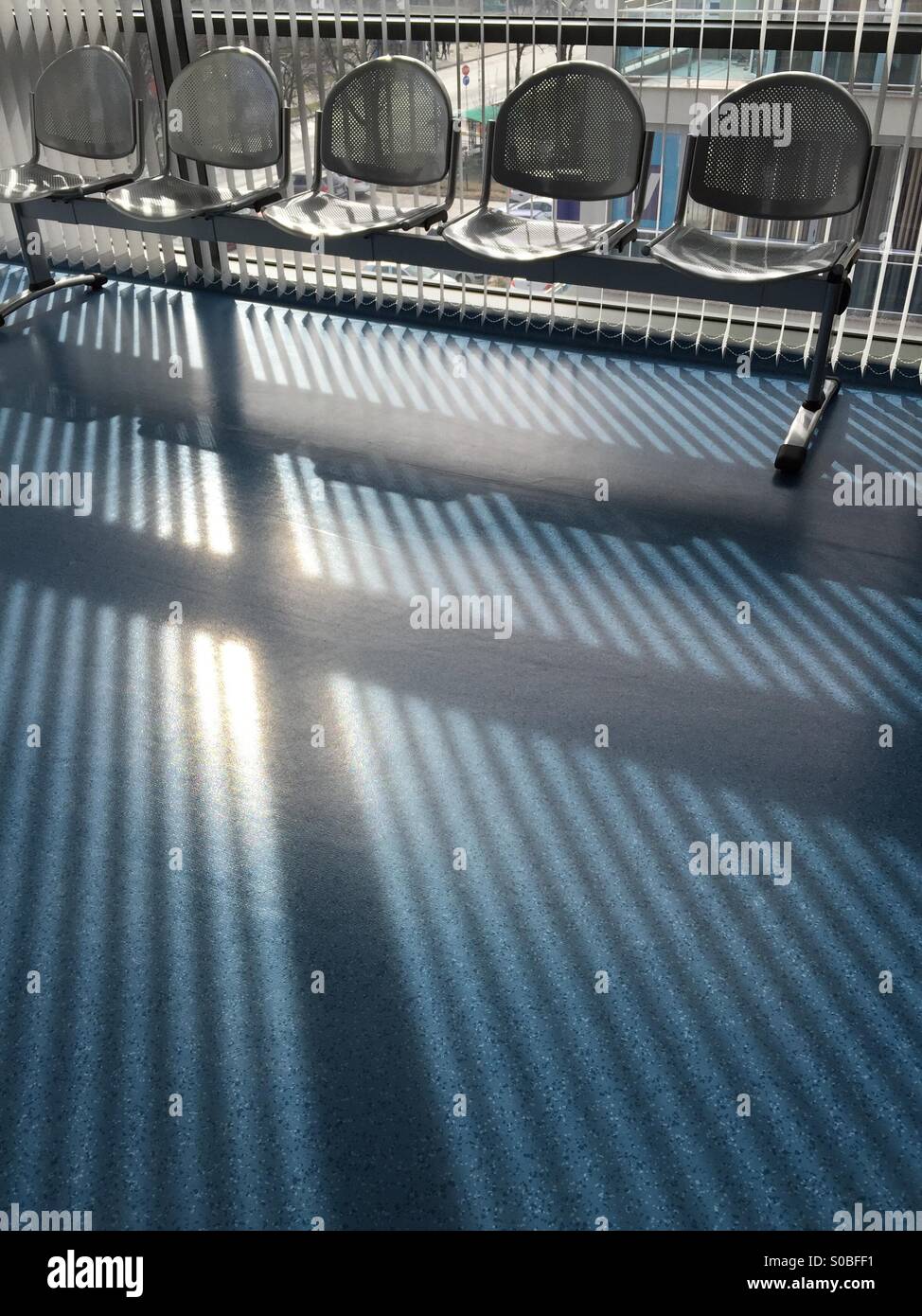 Stühle im Wartezimmer im Büro und Sonnenlicht durch die Fenster Stockfoto