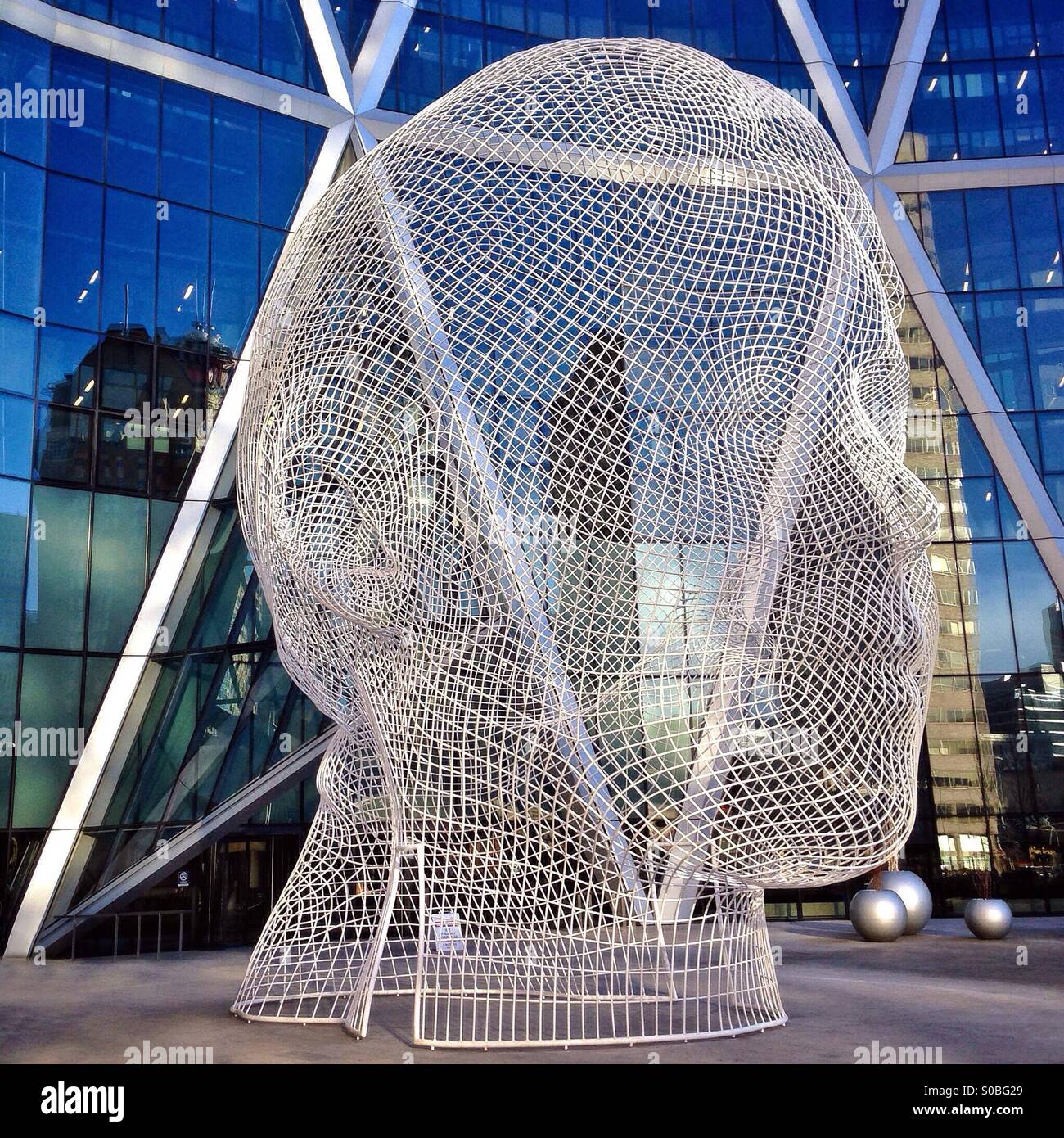 Die "Wunderland"-Skulptur vor dem Bogen-Turm in der Innenstadt von Calgary, Alberta, Kanada. - Smartphone-aufgenommenes Stockfoto