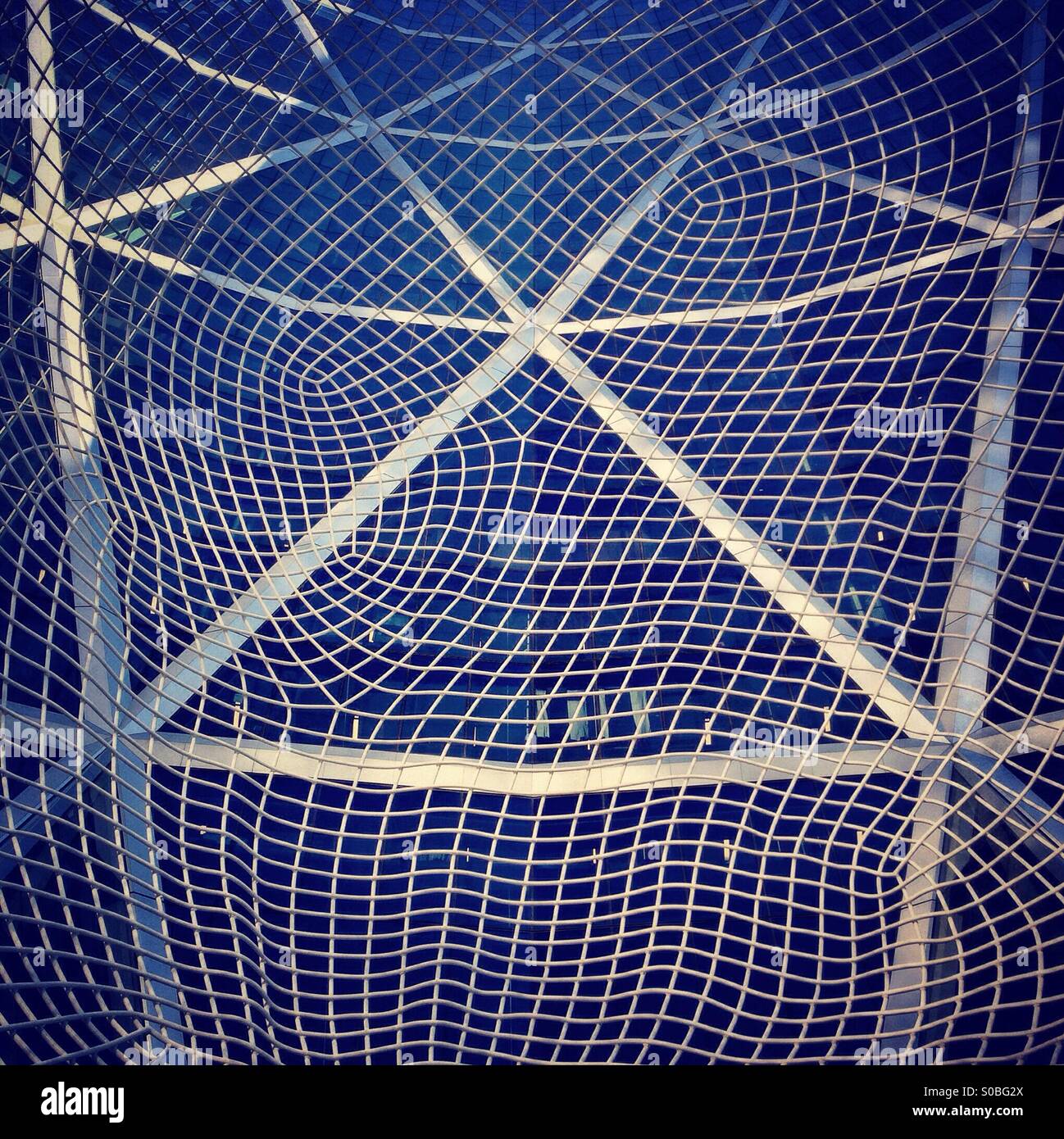 Nach oben auf den Bogen-Turm, durch die Rückseite der Skulptur "Wonderland". Calgary, Alberta, Kanada. - Smartphone-aufgenommenes Stockfoto