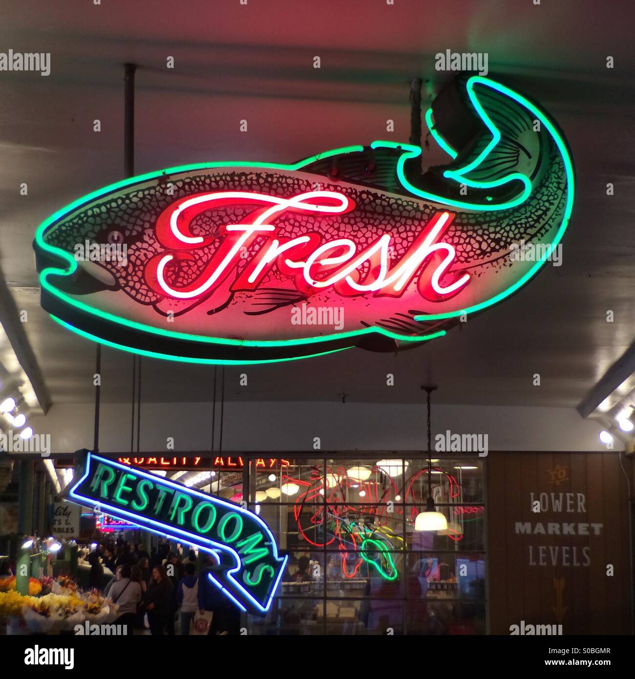 "Frischfisch" unterzeichnen, Neon Sign, Pike Place Market, Wahrzeichen der Stadt, Seattle, Washington, USA, 2015 Stockfoto