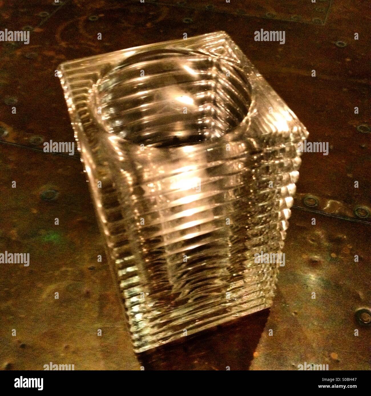 Quadratische Candle light auf Metall-Tisch Stockfoto