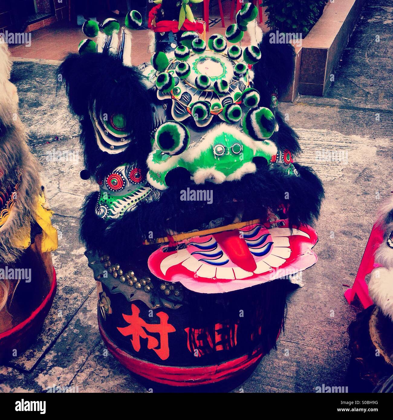 Chinesische Löwen für den Löwentanz - Smartphone-aufgenommenes Stockfoto