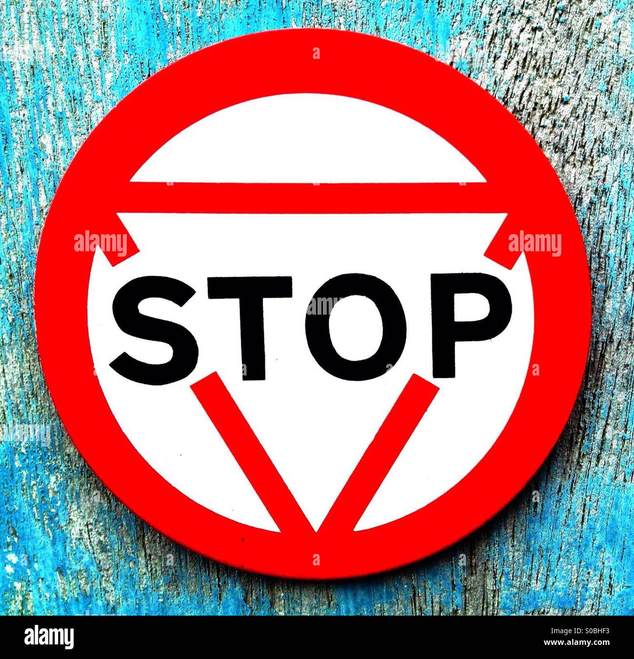 Stop-Schild auf blauem lackiertem Holz Stockfoto