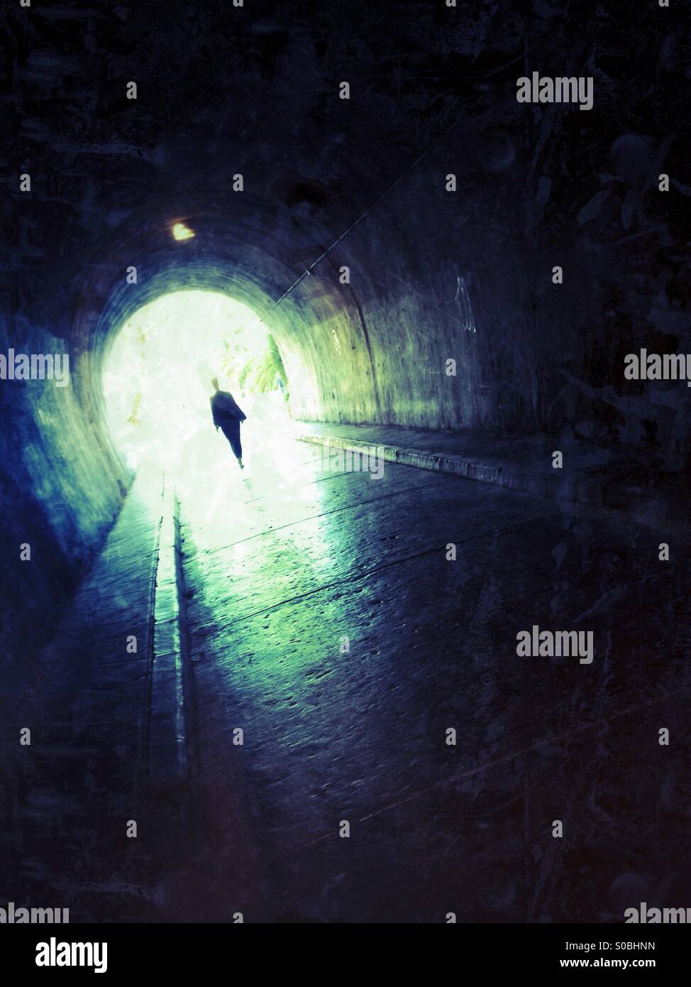 Silhouette der Frau im tunnel - Smartphone-aufgenommenes Stockfoto