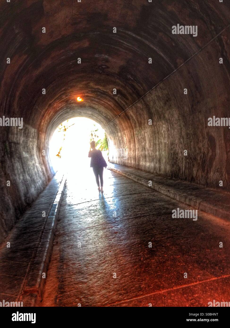 Silhouette der Frau im tunnel - Smartphone-aufgenommenes Stockfoto