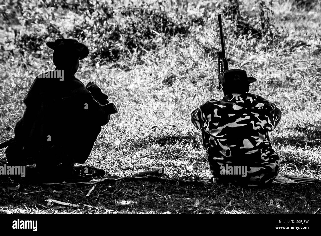 Zwei Soldaten auf Uhr in Chin State in Myanmar Stockfoto