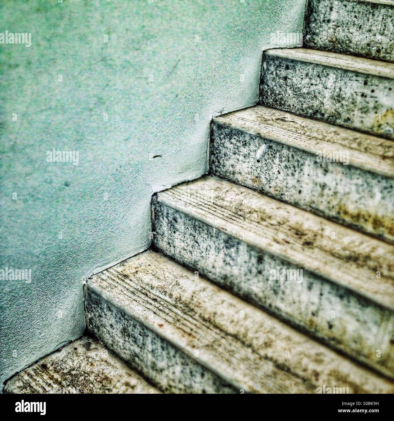 Schmutzige Treppe. - Smartphone-aufgenommenes Stockfoto