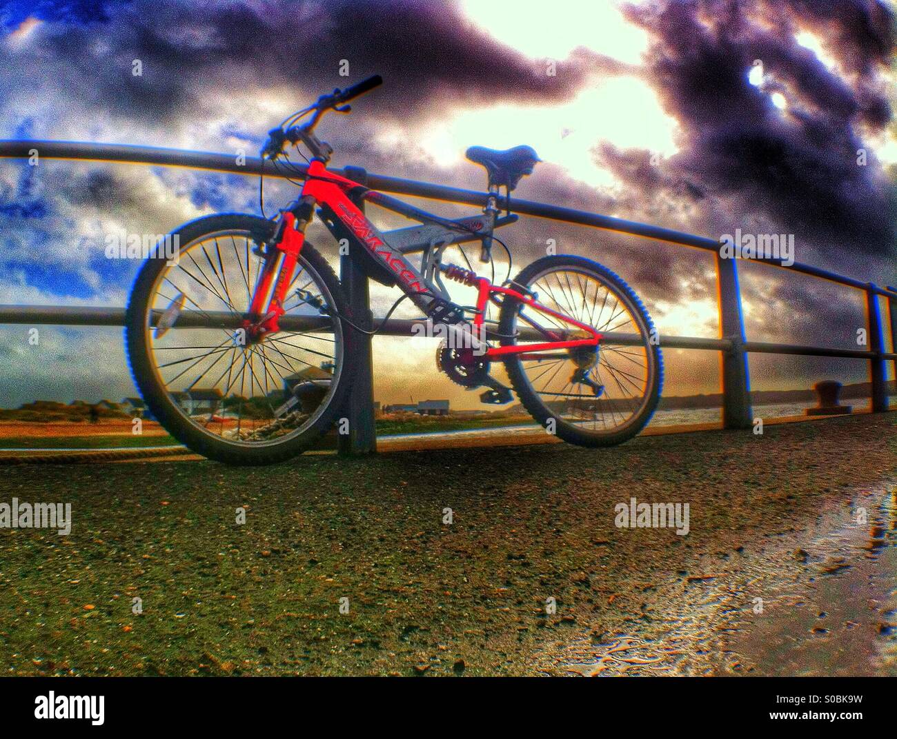 Fahrrad am Kai Stockfoto