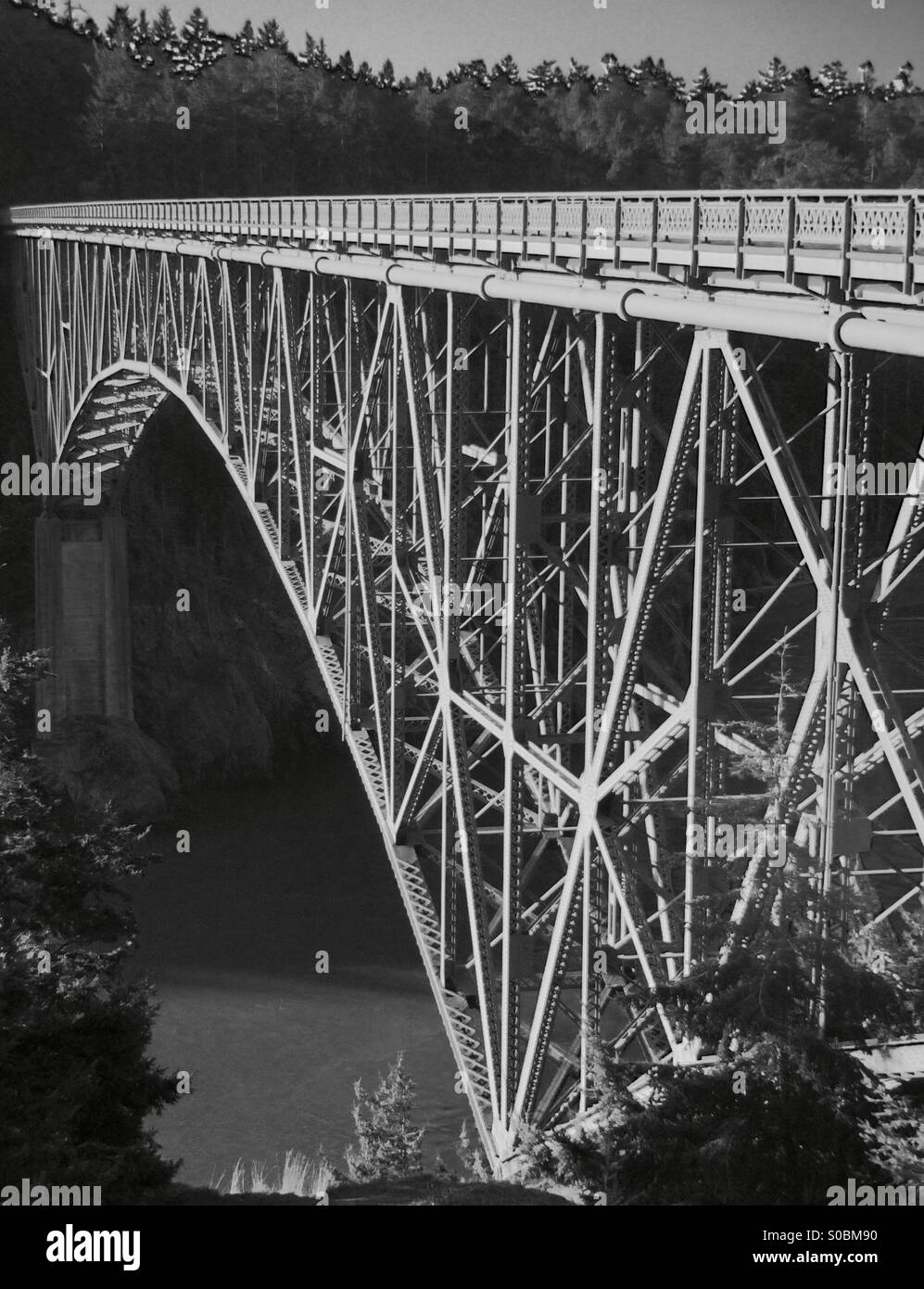 Deception Pass Bridge, Deception Pass State Park, Whidbey Island, Washington, USA - Smartphone-aufgenommenes Stockfoto