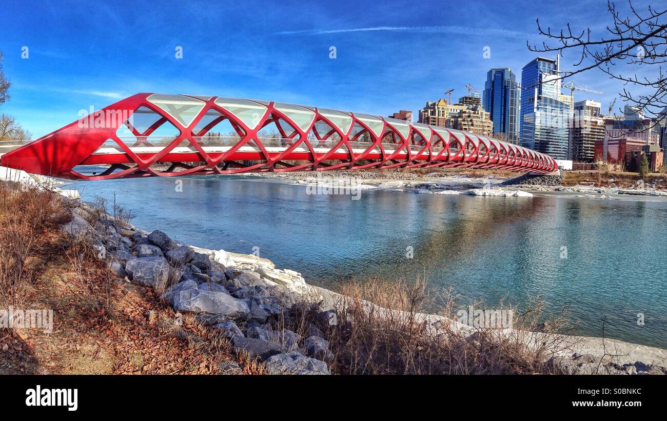 Panorama von der Calgary Friedensbrücke über den Bow River. Stockfoto