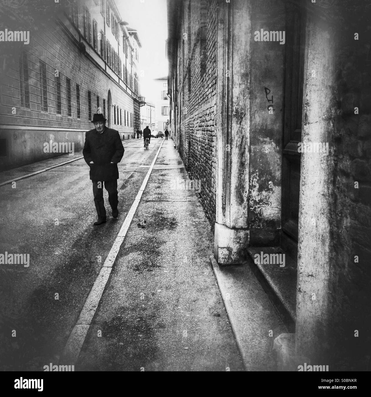 Mann allein zu Fuß in die Straße bw Stockfoto