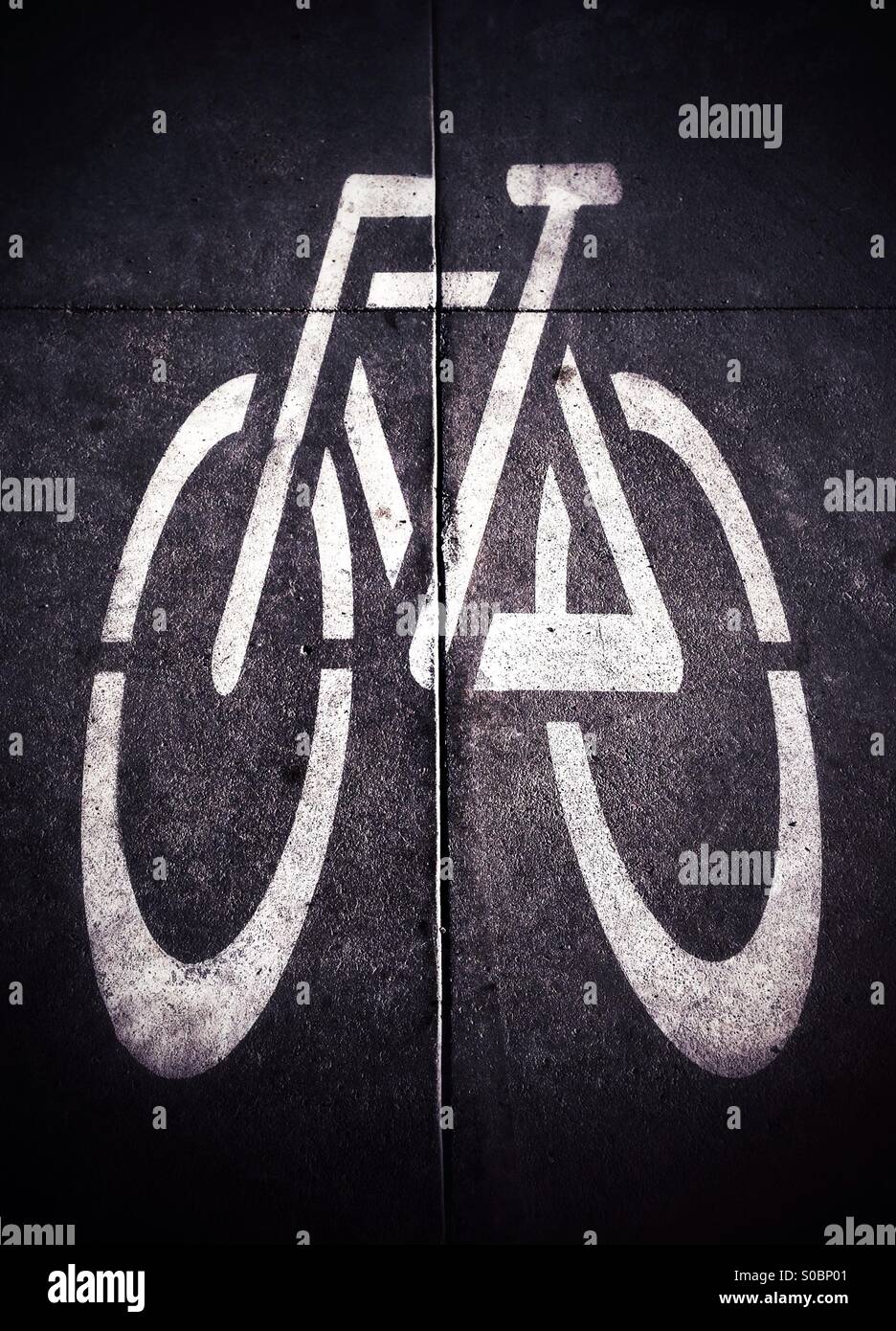 Fahrrad-Form gemalt auf einem Radweg in Calgary, Alberta, Kanada. Stockfoto