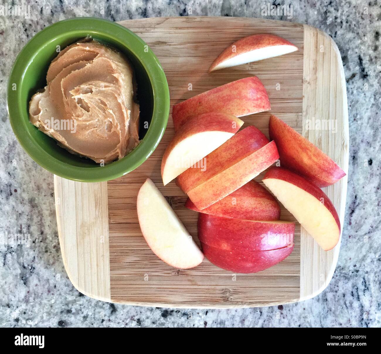 Apfelscheiben und Erdnussbutter zum Dippen Stockfoto
