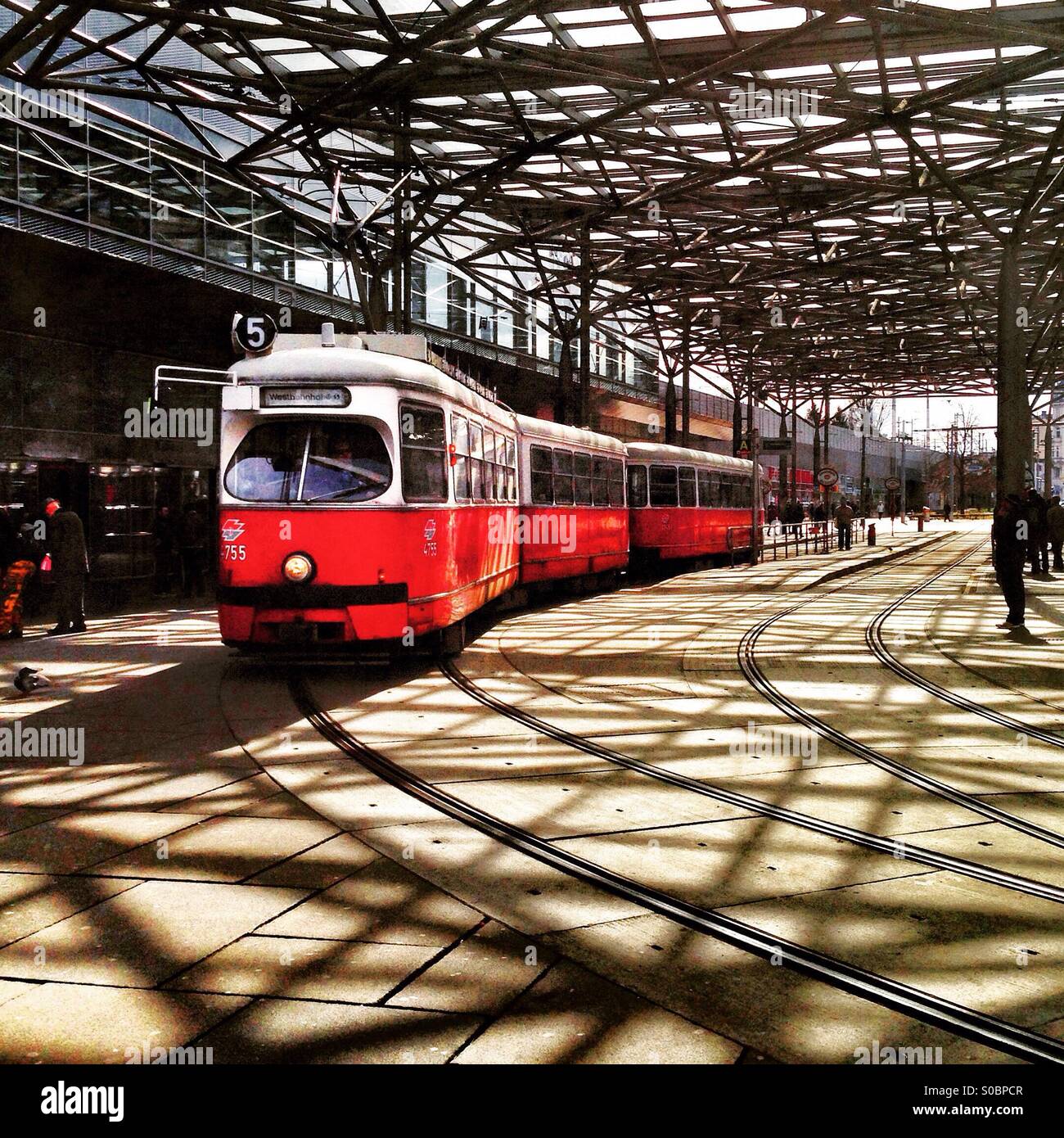 Rote Straßenbahn in Wien Praterstern Stockfoto
