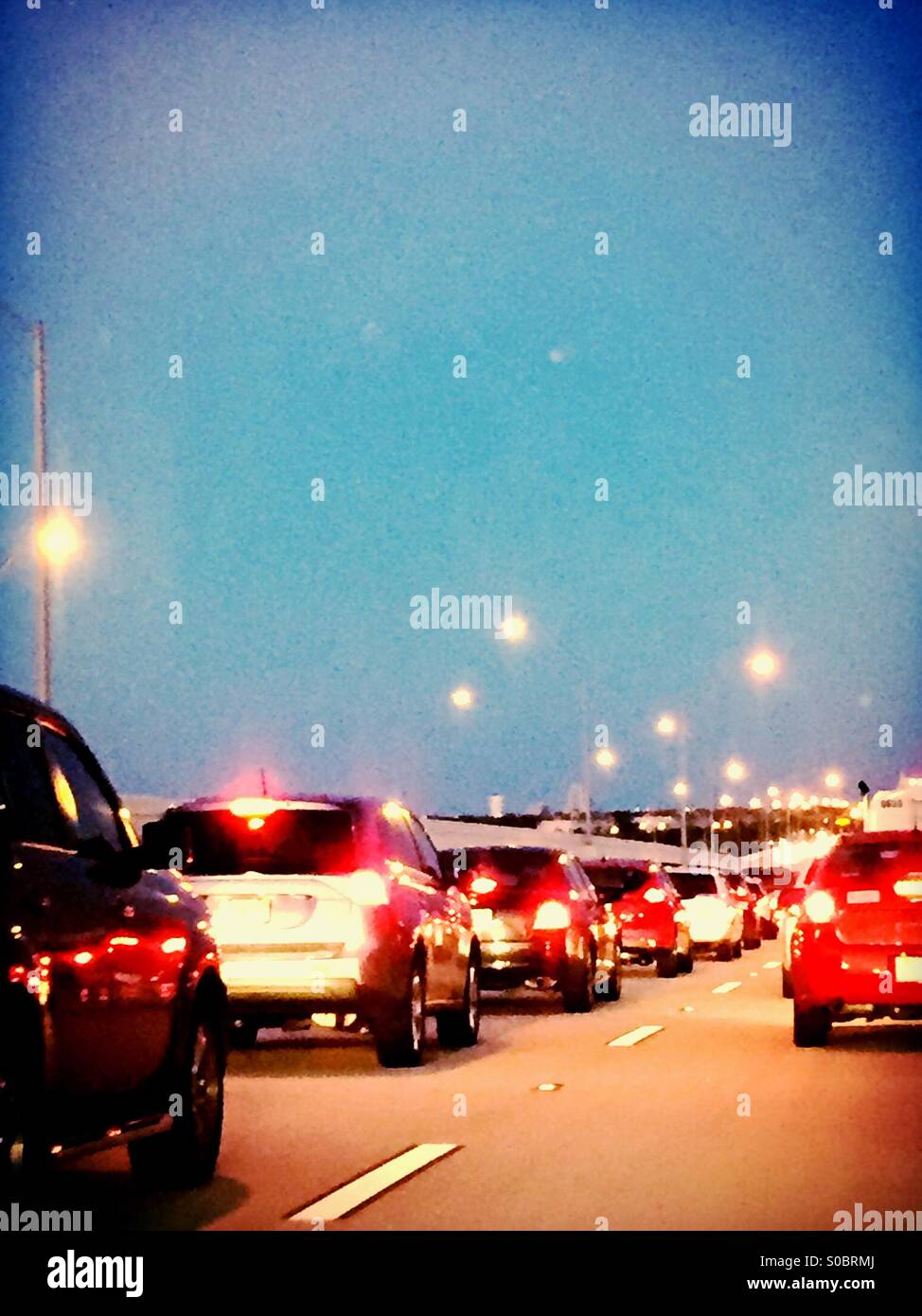 Berufsverkehr in der Abenddämmerung - Smartphone-aufgenommenes Stockfoto