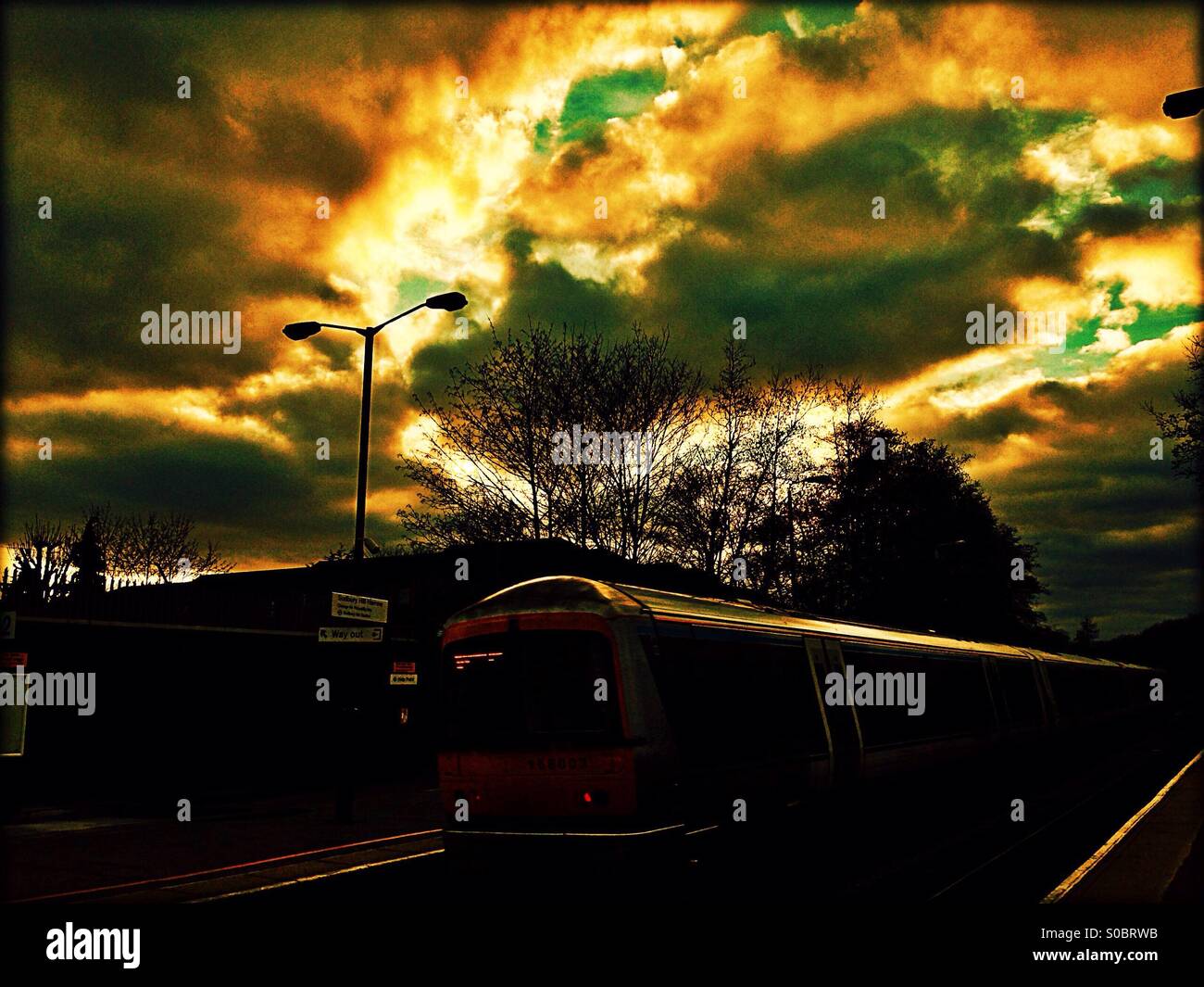 Bahnhof Bahnsteig bei Sonnenuntergang, Sudbury Hill Harrow Railway station, London Borough of Harrow, England, Vereinigtes Königreich, Europa Stockfoto