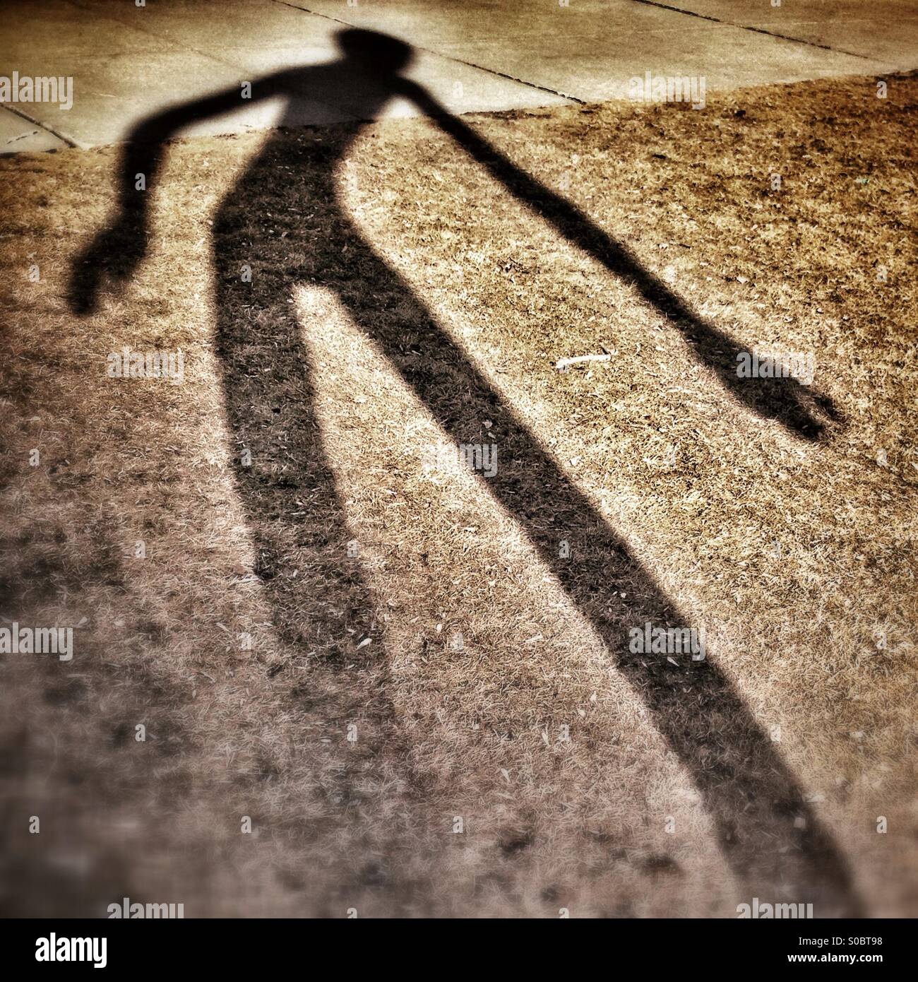 Gespenstische Schatten aus einer Skulptur in der Innenstadt von Calgary, Alberta, Kanada. Stockfoto